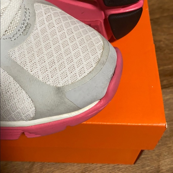 Nike - Picture 3 of 5